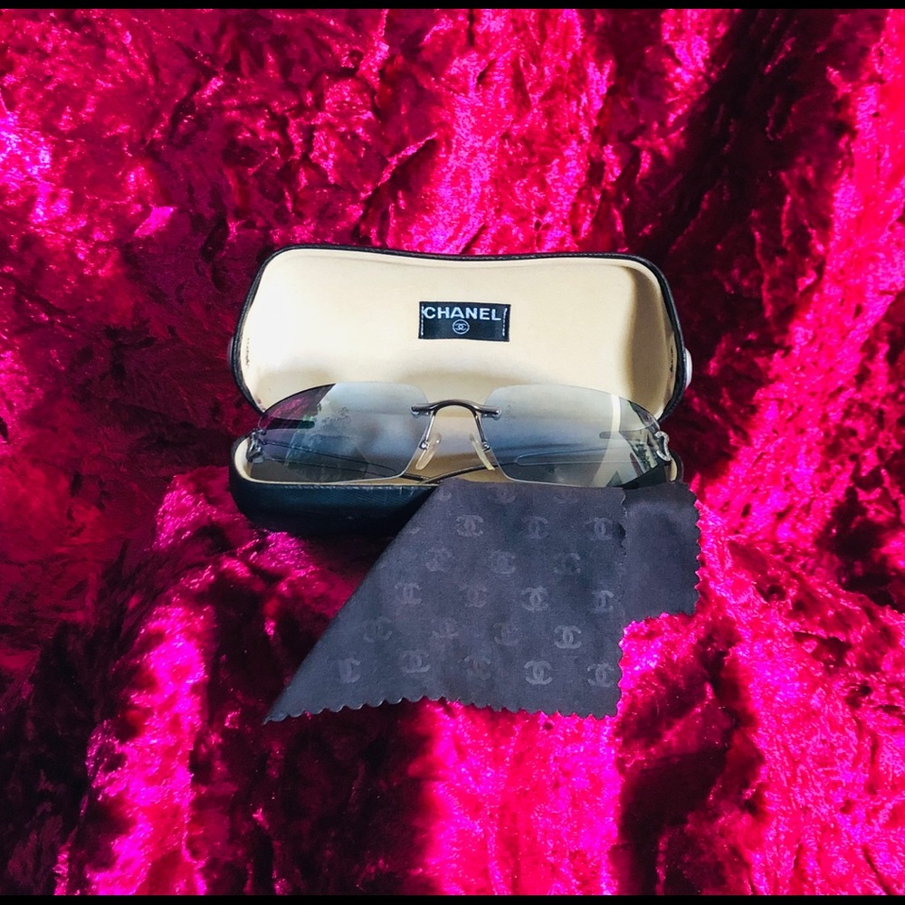 Stunning CHANEL Vintage Ladies sunglasses.